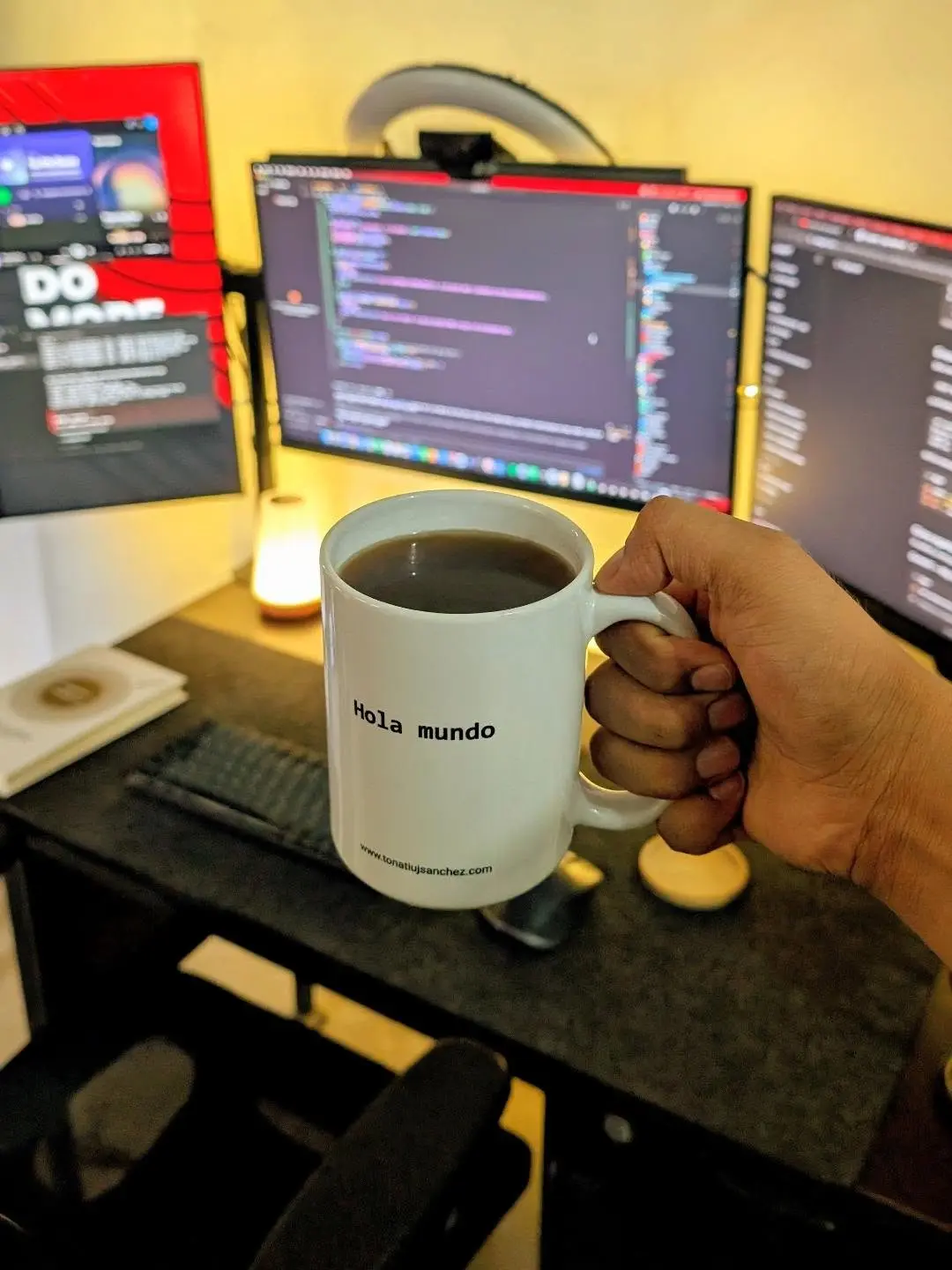 Taza de café sobre la mesa de trabajo