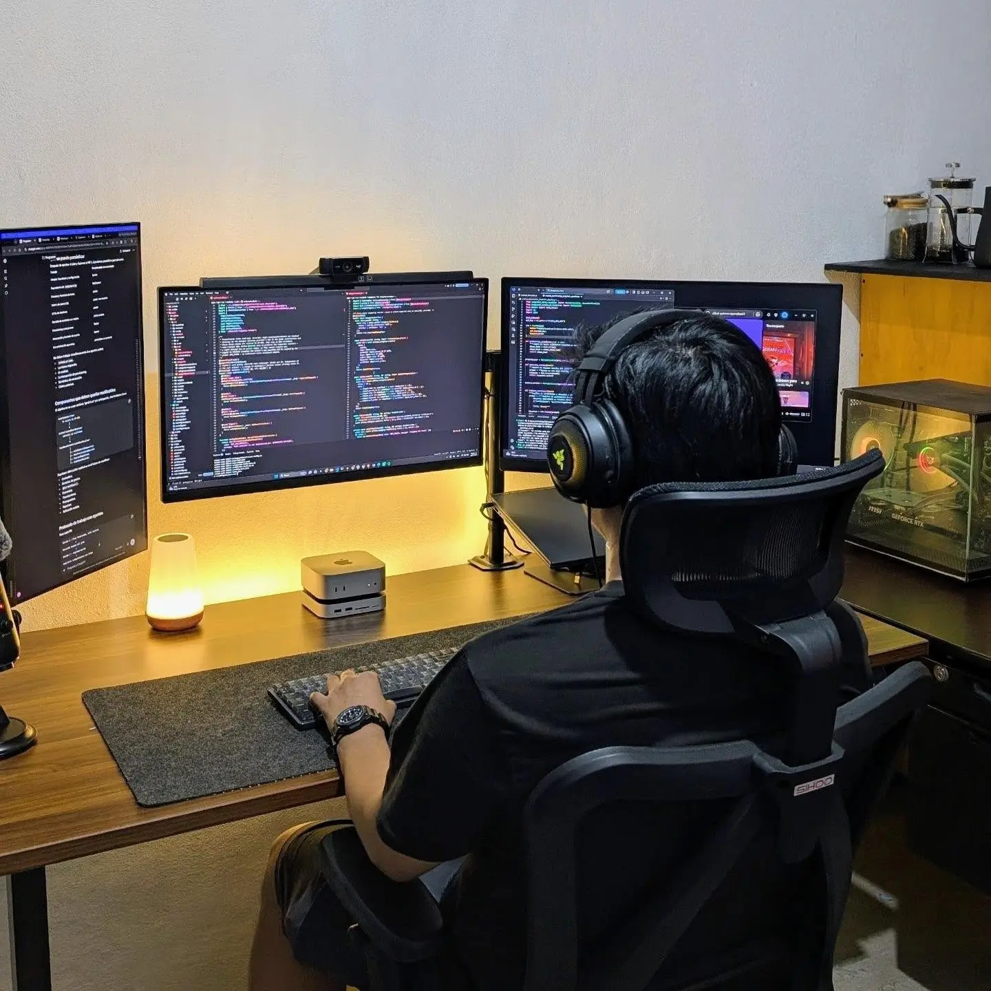 Espacio de trabajo con monitor y notas